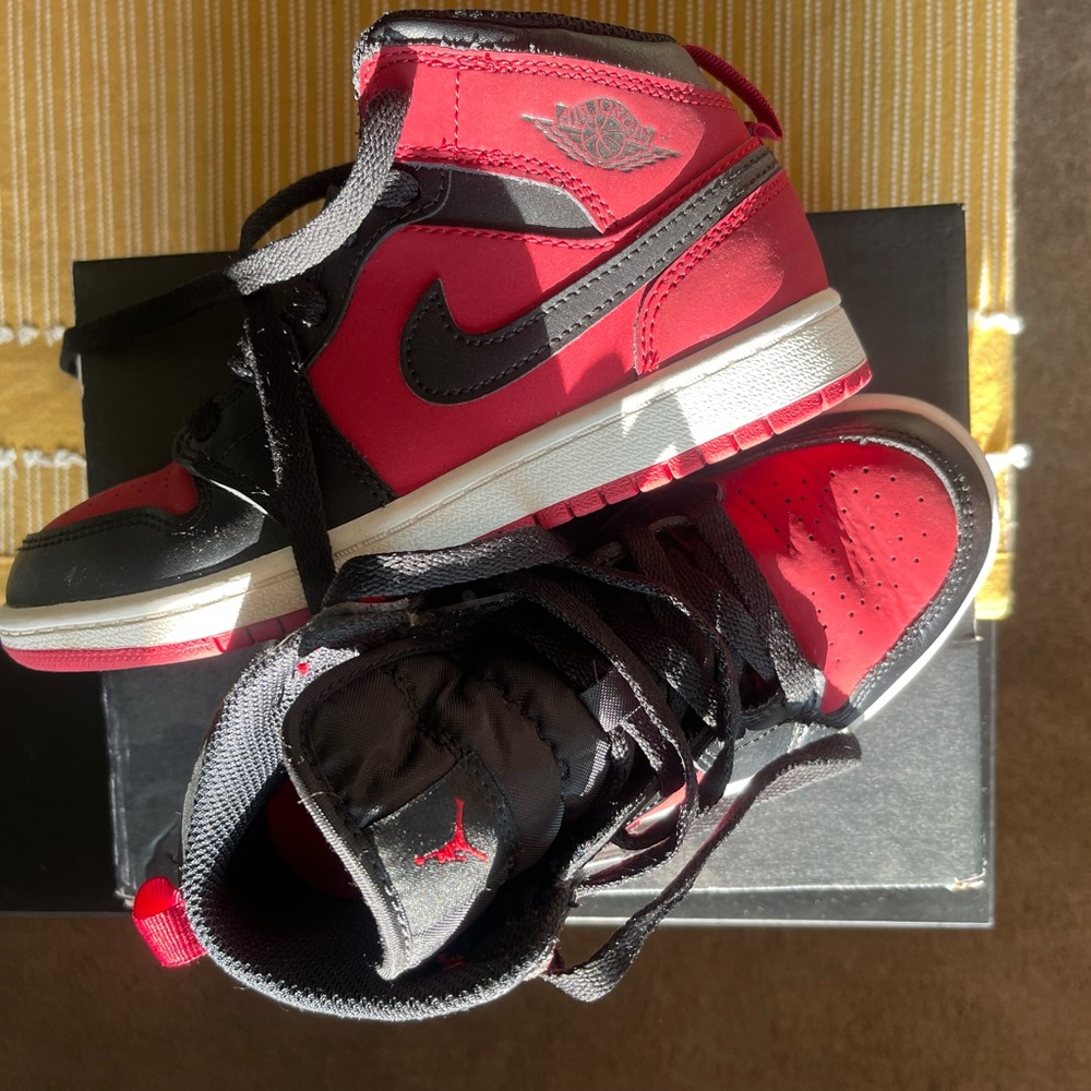 Jordan 1 Mid Gym Red Black (PS) Youth 1 limited